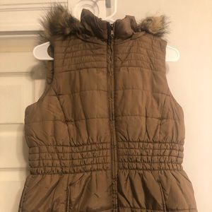 Sleaveless puffer vest with hood.